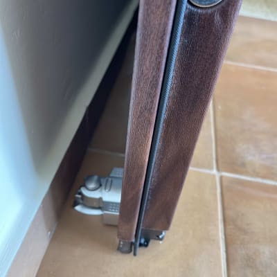 דלת עץ עם מנגנון נעילה מתכת בתחתית