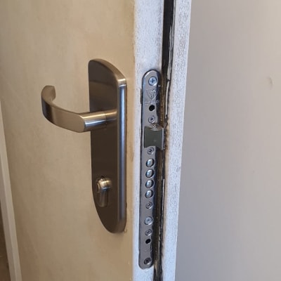 מנעול דלת עם ידית מתכת כסופה