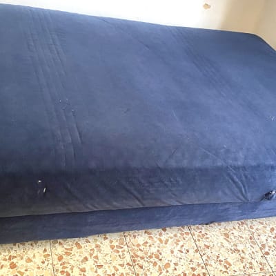 ספה כחולה על רצפת אריחים