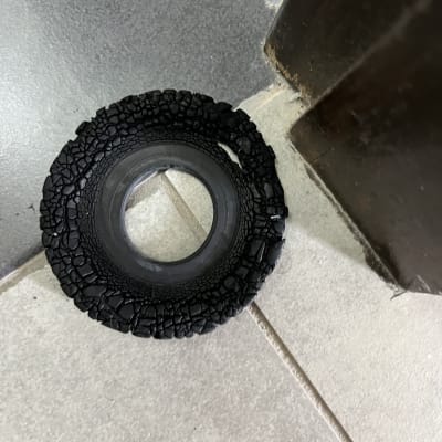 חלק גומי עגול על רצפה ליד קיר