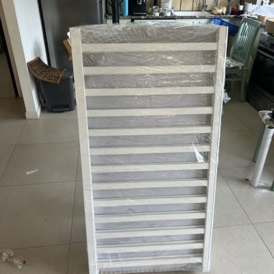 ארון עטוף בניילון במטבח, מוכן להובלה