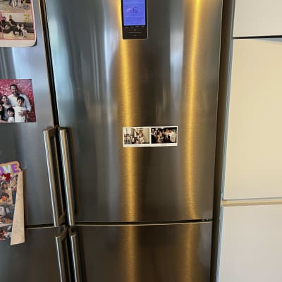 מקרר עם צג דיגיטלי ותמונות משפחתיות