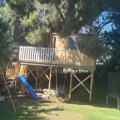 בית עץ עם מגלשה ונדנדה בגינה