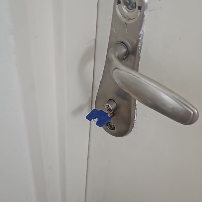 ידית דלת עם מפתח כחול במנעול