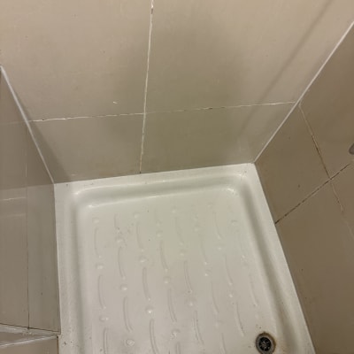 מגש מקלחת עם ניקוז ופינות אריחים