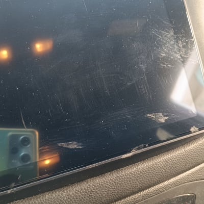 מסך מגע ברכב עם סימני שריטות ולכלוך