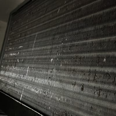 תמונה של יחידת מיזוג אוויר עם לכלוך
