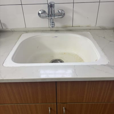 כיור עם ברז מותקן על ארון מטבח