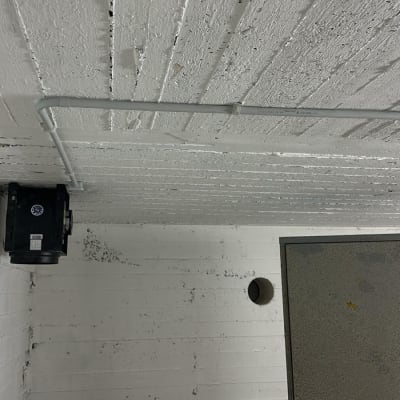 תמונה של תקרה עם צינור חשמל ומאוורר