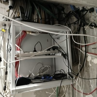 ארון תקשורת עם כבלים וחיבורים שונים