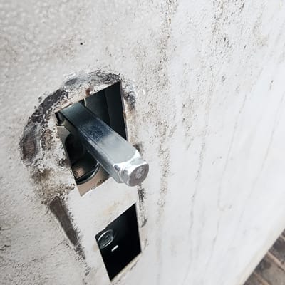 מנעול בריח מתכת מותקן בדלת מתכת