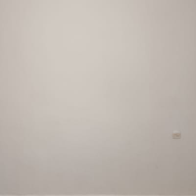 קיר לבן עם שקע חשמל