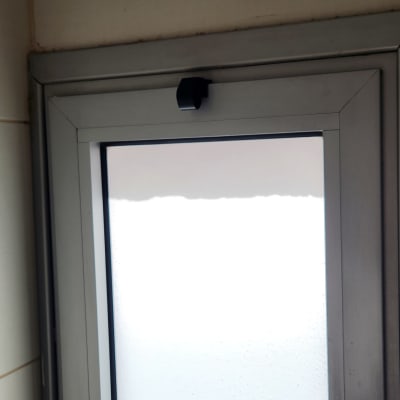 חלון עם מסגרת מתכת ומנגנון סגירה