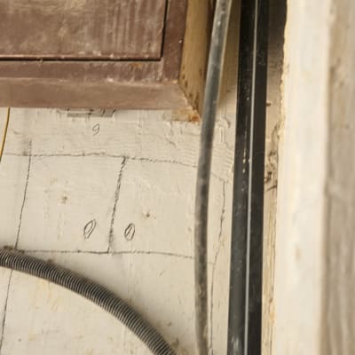 צינורות וחוטים על קיר, קשור לאינסטלציה