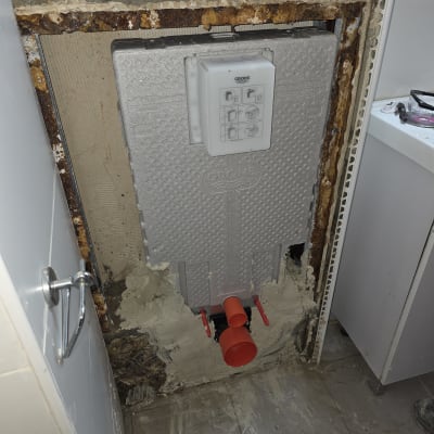 התקנת מערכת אינסטלציה עם צינורות וכלים