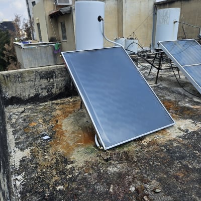 דוד שמש עם קולטים על גג בניין