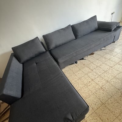 ספת בד פינתית בצבע אפור כהה בסלון לאחר ניקוי