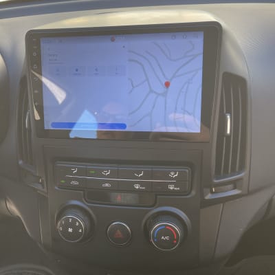 מסך ניווט ברכב עם מערכת מיזוג אוויר