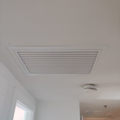 פתח אוורור של מערכת מיזוג אוויר בתקרה