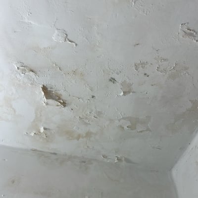 תקרה עם סימני רטיבות ונזקי מים