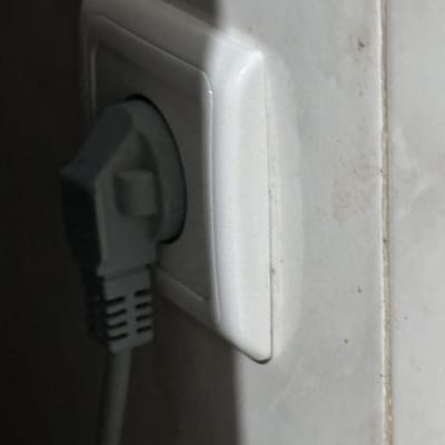 שקע חשמלי עם תקע מחובר לקיר