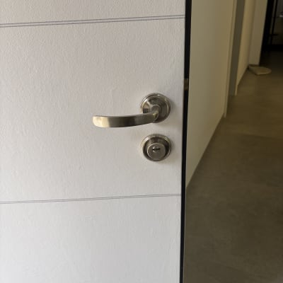 ידית ודלת עם מנעול כסוף