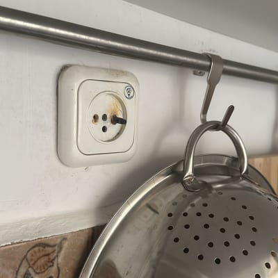 שקע חשמל עם סימני שריפה על הקיר