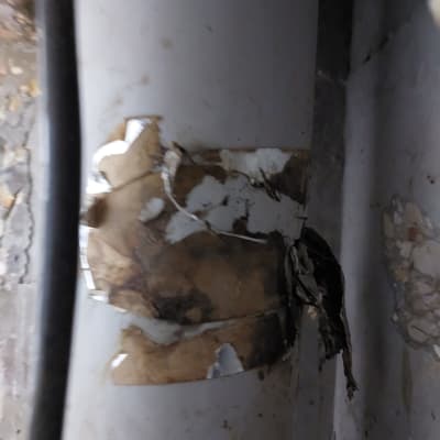 צינור עם נייר דבק קרוע ומלוכלך