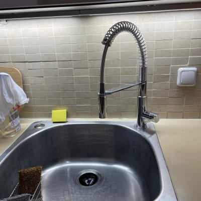 ברז נירוסטה גבוה מעל כיור מטבח