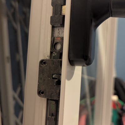 מנגנון נעילה של חלון או תריס