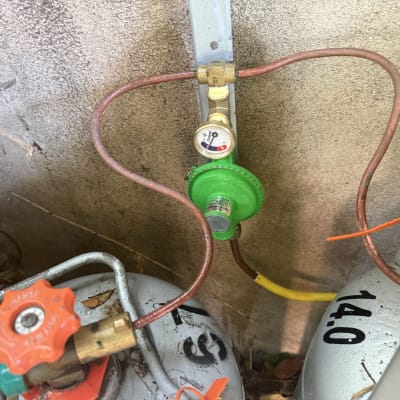 שני בלוני גז עם וסתים וצינורות