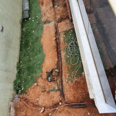 כבלים חשמליים מונחים על אדמה בחצר