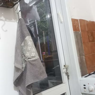 מדף עם תבלינים ליד חלון זכוכית