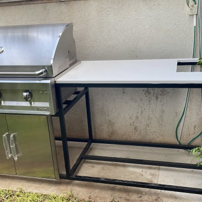 מסגרת מתכת עם גריל נירוסטה ומשטח עבודה לבן