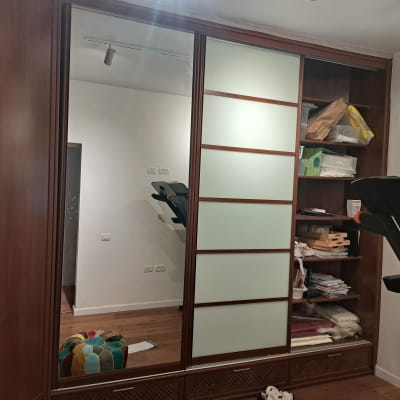 ארון בגדים עם מדפים וחפצים שונים