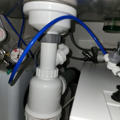 צנרת פלסטיק לבנה עם צינור כחול ומד לחץ