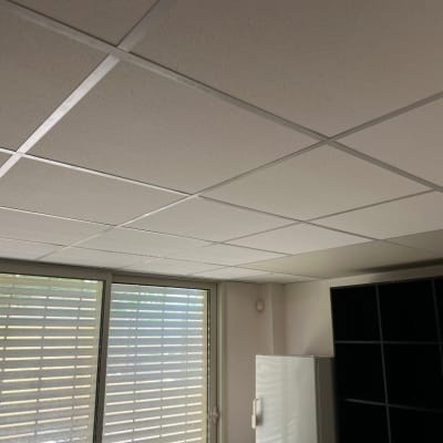 תקרת גבס עם לוחות מרובעים ותאורה טבעית
