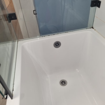 אמבטיה עם ניקוז כפול ודלת זכוכית