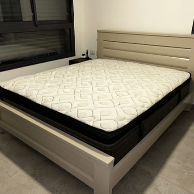 מזרן עם ריפוד לבן ודוגמת ריבועים