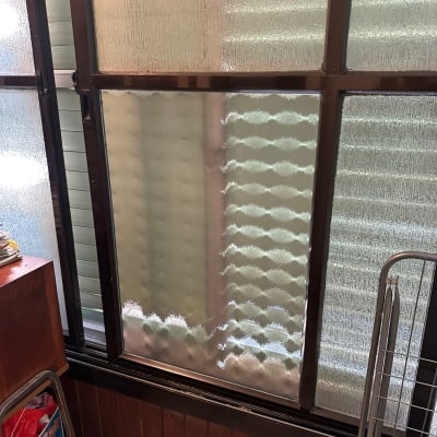 חלון זכוכית עם דוגמה גלי