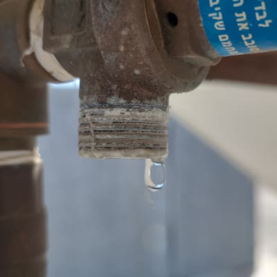 ברז דולף עם צינור כחול מחובר