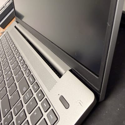 מחשב נייד עם מקלדת ומסך