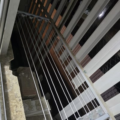 מתקן כביסה חיצוני עם חבלים ומסגרת מתכת