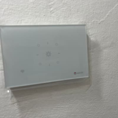 לוח מגע חשמלי עם סמלים לשליטה