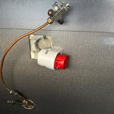 שקע חשמלי עם חוטים על קיר אפור