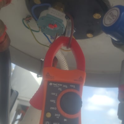 מד זרם מחובר למערכת חימום סולארית