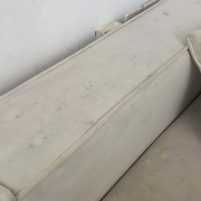 ספה מלוכלכת לפני ניקוי