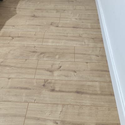 רצפת פרקט עץ בהירה בחדר