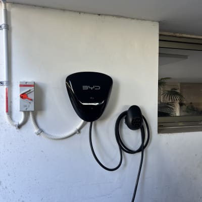 מטען רכב חשמלי מותקן על קיר עם כבל טעינה