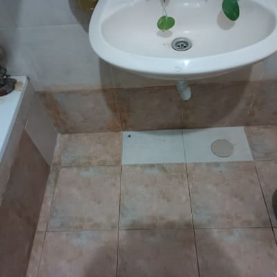 כיור עם צינור, כתמי רטיבות על הקיר והרצפה